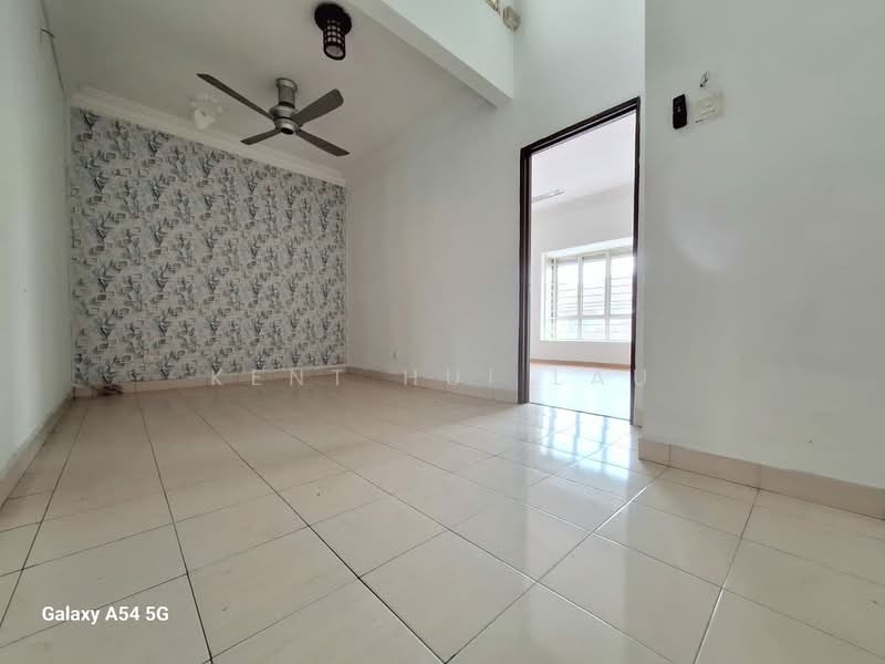 Rumah Teres 2 Tingkat untuk Dijual di Taman Prima Tropika (Seri Kembangan) - KENT HUI LAU - Living Room - PropertyGuru.com.my