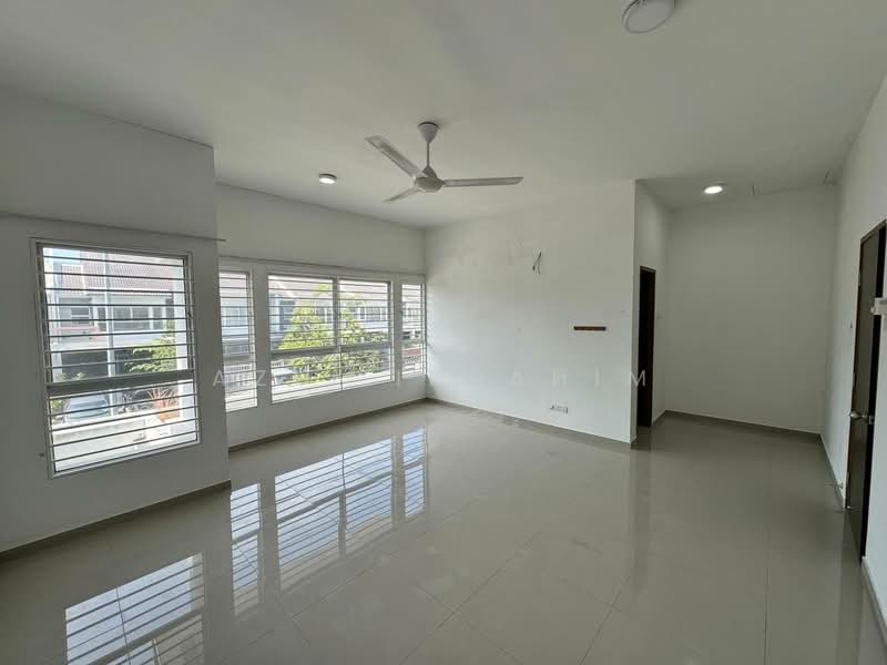 Rumah Teres 2 Tingkat untuk Dijual di Serene Heights (Semenyih) - Azli Ibrahim - Living Room - PropertyGuru.com.my