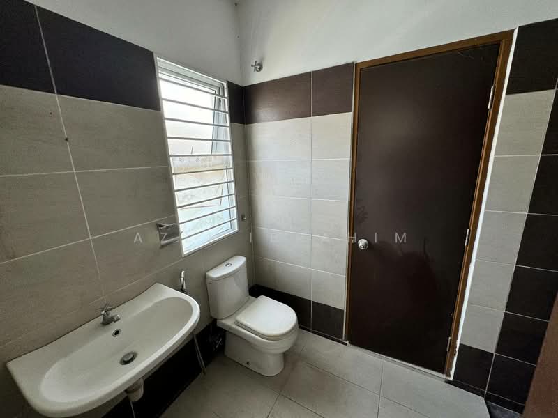 Rumah Teres 2 Tingkat untuk Dijual di Serene Heights (Semenyih) - Azli Ibrahim - Bathroom - PropertyGuru.com.my