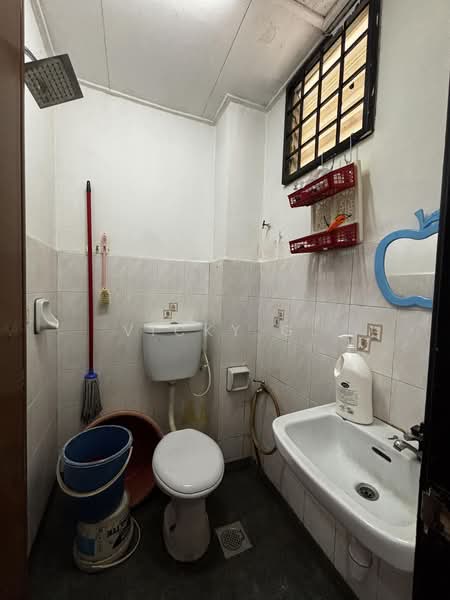 Rumah Teres 2-Tingkat untuk Dijual di Taman Garing Permai (Rawang) - Vicky G. - Bathroom - PropertyGuru.com.my