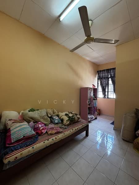 Rumah Teres 2-Tingkat untuk Dijual di Taman Garing Permai (Rawang) - Vicky G. - Bedroom - PropertyGuru.com.my