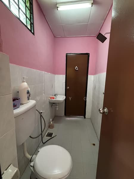 Rumah Teres 2-Tingkat untuk Dijual di Taman Garing Permai (Rawang) - Vicky G. - Bathroom - PropertyGuru.com.my