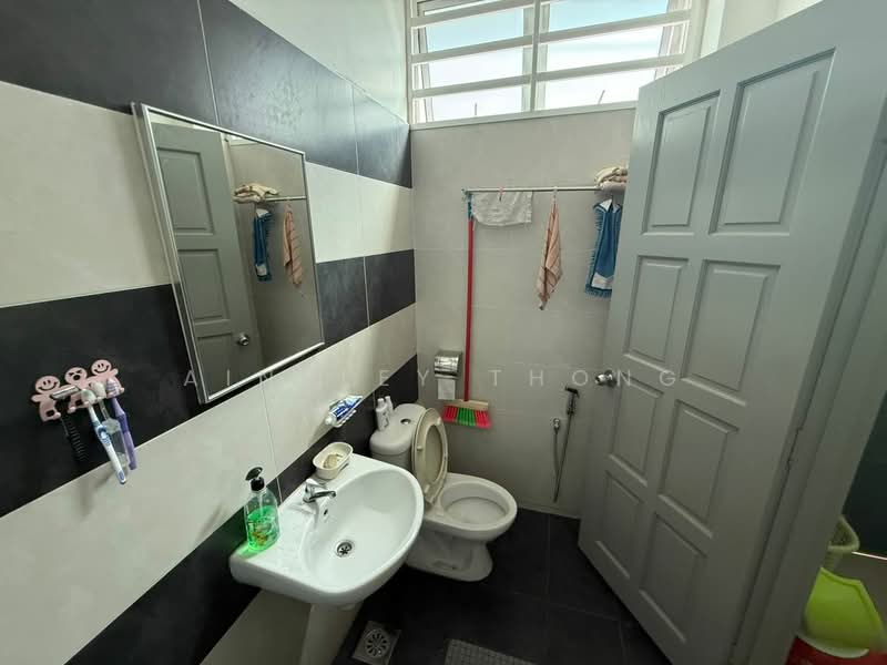 Rumah Teres 2 Tingkat untuk Dijual di Taman Pengkalan Setia (Taiping) - Ainsley Thong - Bathroom - PropertyGuru.com.my