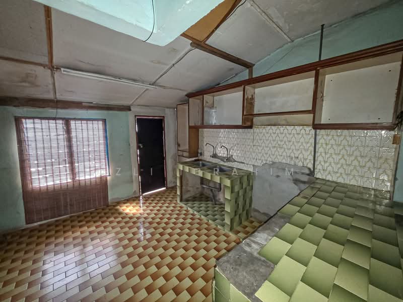Rumah Teres 1 Tingkat untuk Dijual di Seksyen 24 (Shah Alam) - Azli Ibrahim - Kitchen - PropertyGuru.com.my