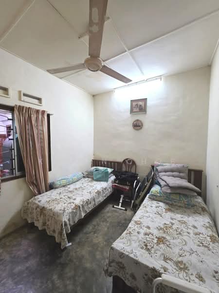 1-storey Terraced House for Sale in Taman Pelangi (Johor Bahru) - Kelvin Chop - Bedroom - PropertyGuru.com.my