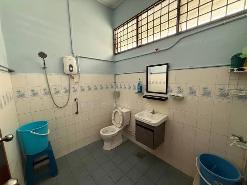 Bungalow for Sale in Kampung Kasipillay (Kuala Lumpur) - Vicky G. - Bathroom - PropertyGuru.com.my