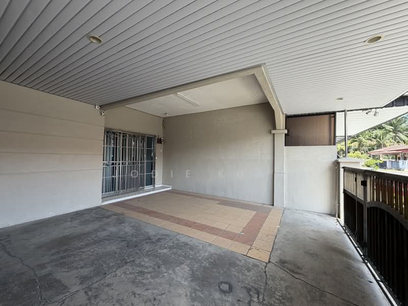 Rumah Teres 1 Tingkat untuk Dijual di Klebang Ria (Chemor) - Jodie Kuan - Carporch with awning - PropertyGuru.com.my