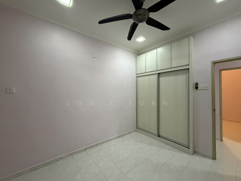 Rumah Teres 1 Tingkat untuk Dijual di Klebang Ria (Chemor) - Jodie Kuan - Master Bedroom with build in wardrobe - PropertyGuru.com.my