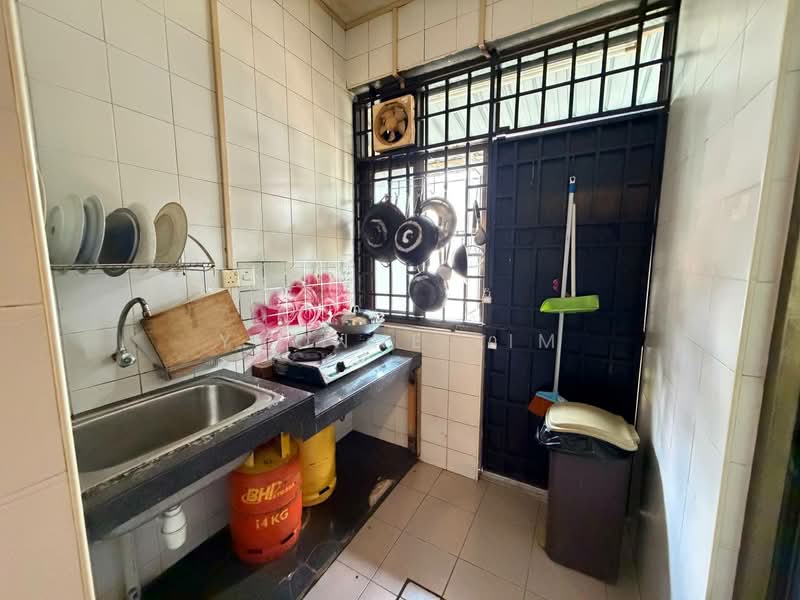 1-storey Terraced House for Sale in Taman Molek (Johor Bahru) - Yvonne Lim - Kitchen - PropertyGuru.com.my