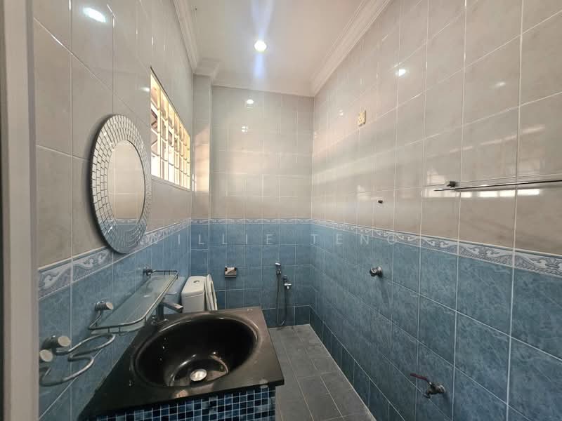 2-storey Terraced House for Sale in Seksyen 2, Taman Kinrara (Puchong) - Willie Teng - Bathroom - PropertyGuru.com.my