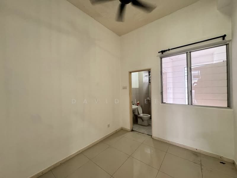2-storey Terraced House for Sale in Bandar Country Homes (Rawang) - David Lee - Bathroom - PropertyGuru.com.my