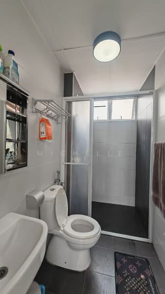 Servis Apartment untuk Dijual di Larkin Heights - Michelle He - Bathroom - PropertyGuru.com.my