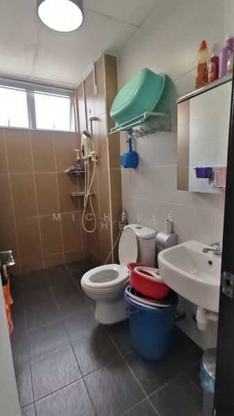 Servis Apartment untuk Dijual di Larkin Heights - Michelle He - Bathroom - PropertyGuru.com.my