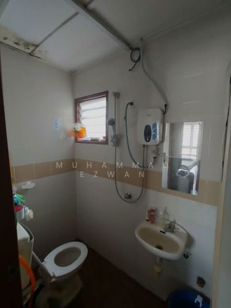 Pangsapuri untuk Dijual di Damai Apartment - Muhammad Ezwan - Bathroom - PropertyGuru.com.my
