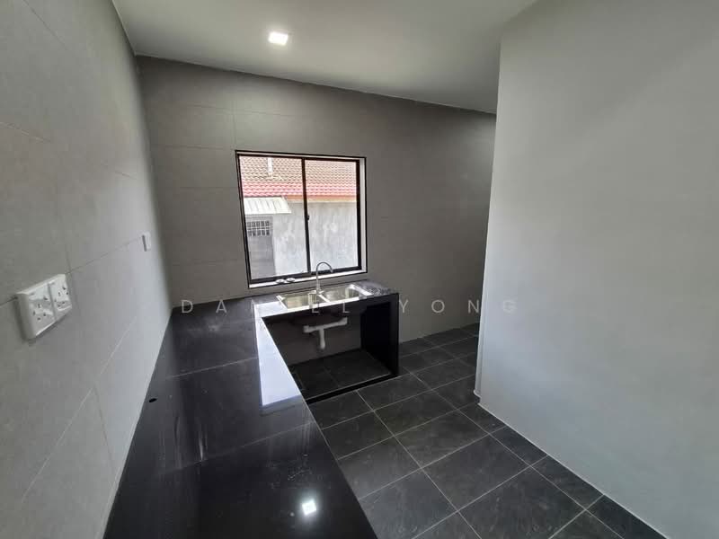 1-storey Terraced House for Sale in Bandar Putra (Kulai) - Daniel Yong - Kitchen - PropertyGuru.com.my