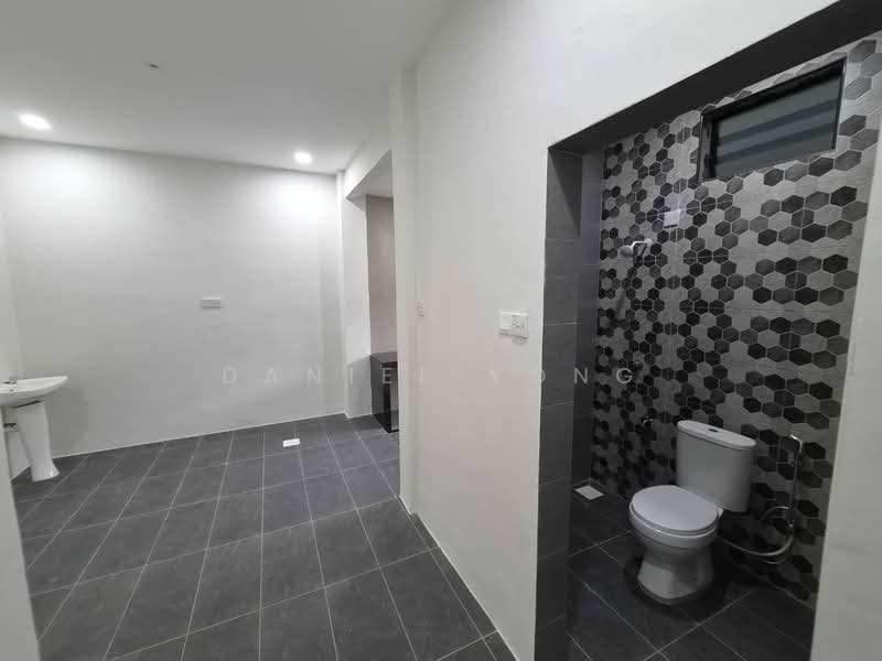 1-storey Terraced House for Sale in Bandar Putra (Kulai) - Daniel Yong - Bathroom - PropertyGuru.com.my