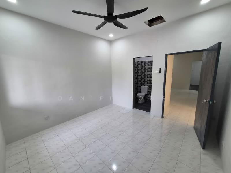 1-storey Terraced House for Sale in Bandar Putra (Kulai) - Daniel Yong - Bathroom - PropertyGuru.com.my