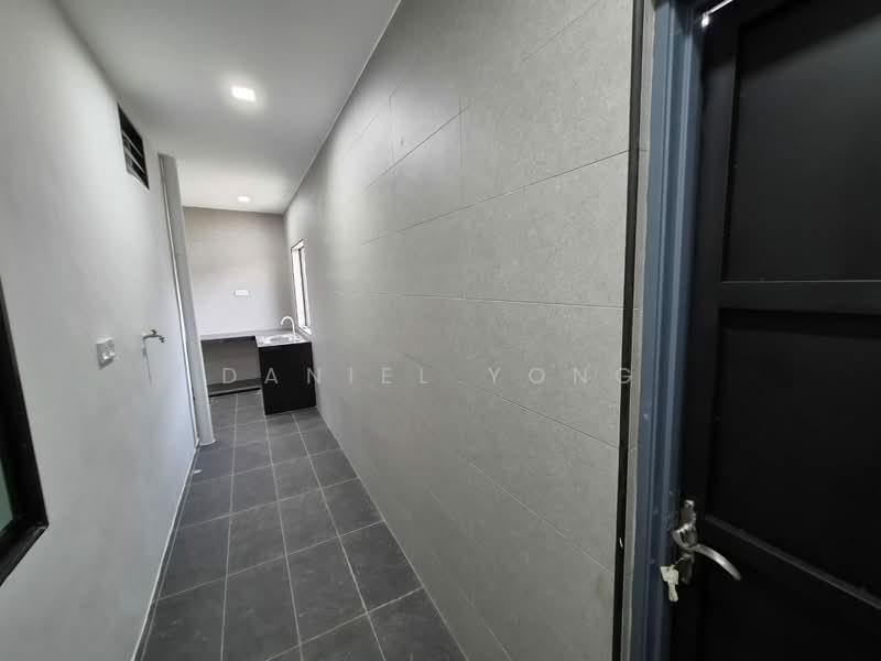 1-storey Terraced House for Sale in Bandar Putra (Kulai) - Daniel Yong - Corridor - PropertyGuru.com.my