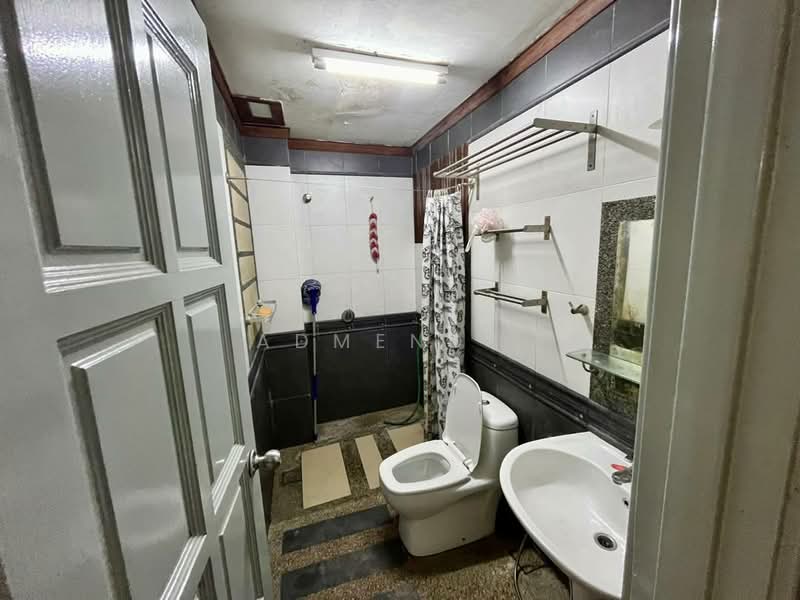 3-storey Terraced House for Sale in Bandar Sri Damansara (Selangor) - Admend . - Bathroom - PropertyGuru.com.my