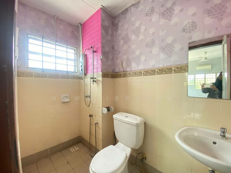 1.5-storey Terraced House for Sale in Bandar Bukit Raja (Klang) - Hawa Ibrahim - Bathroom - PropertyGuru.com.my