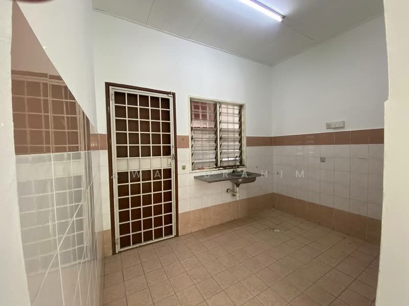 1.5-storey Terraced House for Sale in Bandar Bukit Raja (Klang) - Hawa Ibrahim - Kitchen - PropertyGuru.com.my