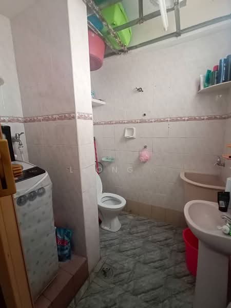 Flat for Sale at Taman Sri Pinang - Leong . - Bathroom - PropertyGuru.com.my