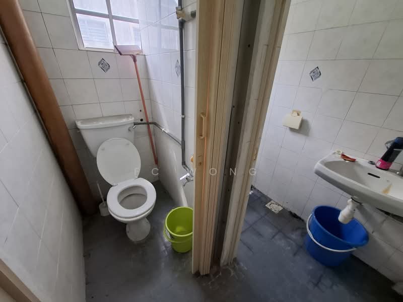 Shop / Office for Rent in SS2 (Petaling Jaya) - FC Wong - Bathroom - PropertyGuru.com.my