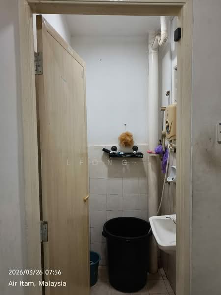 Pangsapuri untuk Dijual di Seri Semarak Apartment - Leong . - Bathroom - PropertyGuru.com.my