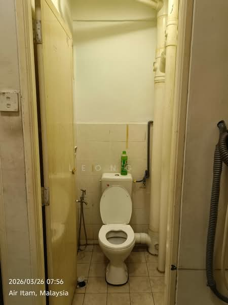 Pangsapuri untuk Dijual di Seri Semarak Apartment - Leong . - Bathroom - PropertyGuru.com.my