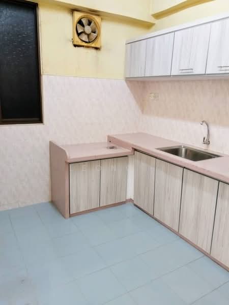 Pangsapuri untuk Disewa di Taman Lone Pine (Medium Low Cost) - Leong . - Kitchen - PropertyGuru.com.my