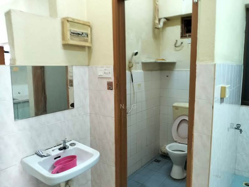 Pangsapuri untuk Disewa di Taman Lone Pine (Medium Low Cost) - Leong . - Bathroom - PropertyGuru.com.my