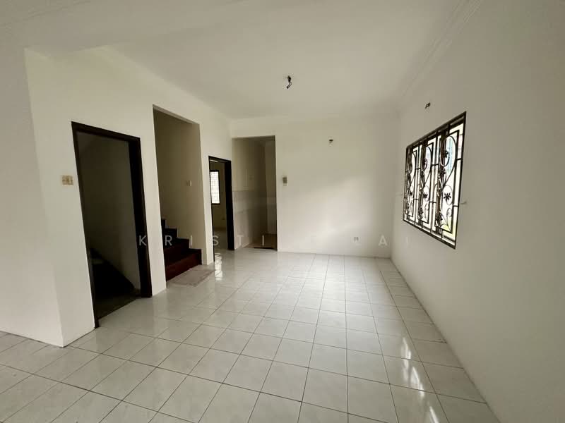 2-storey Terraced House for Sale in Bandar Putra Permai (Seri Kembangan) - Christine Lai - Living Room - PropertyGuru.com.my