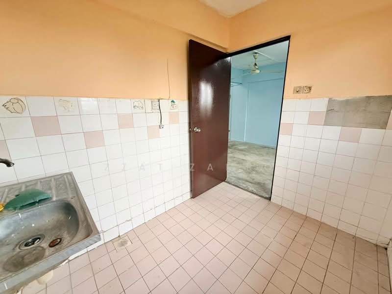 Rumah Flat untuk Dijual di Flat PKNS Seksyen 19 - Izzat Zamros - Kitchen - PropertyGuru.com.my
