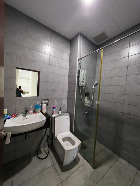 Kondominium untuk Dijual di R&F Princess Cove Phase 2-Seine Region - Ryan Tan - Bathroom - PropertyGuru.com.my