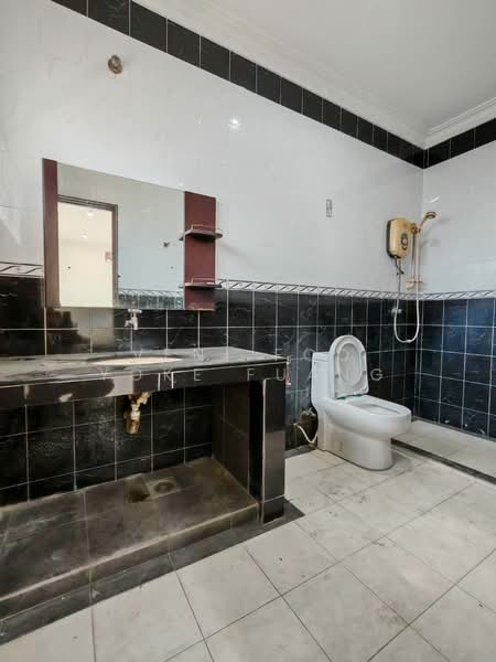 Semi-Detached House for Rent in Klang (Selangor) - Veni Foo Yoke Fuang - Bathroom - PropertyGuru.com.my