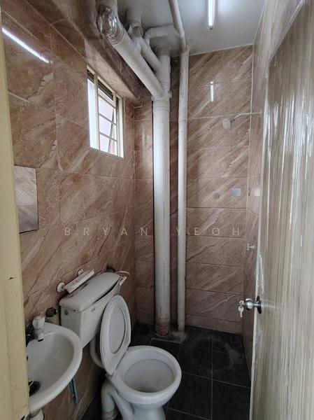Pangsapuri untuk Dijual di Jelutong Apartment - Bryan Yeoh - Bathroom - PropertyGuru.com.my