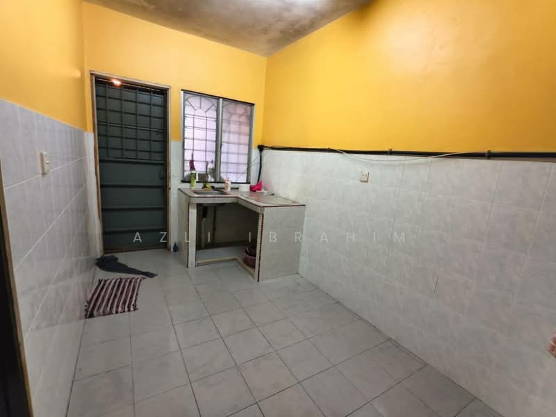 2-storey Terraced House for Sale in Balakong (Selangor) - Azli Ibrahim - Kitchen - PropertyGuru.com.my