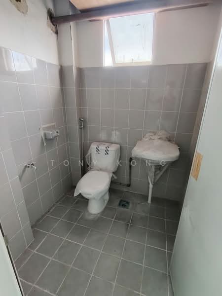 Warehouse for Rent in Kota Kinabalu (Sabah) - Tony Kong - Bathroom - PropertyGuru.com.my