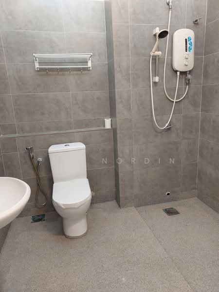 Rumah Teres 2 Tingkat untuk Disewa di Cybersouth (Dengkil) - Taty Nordin - Bathroom - PropertyGuru.com.my