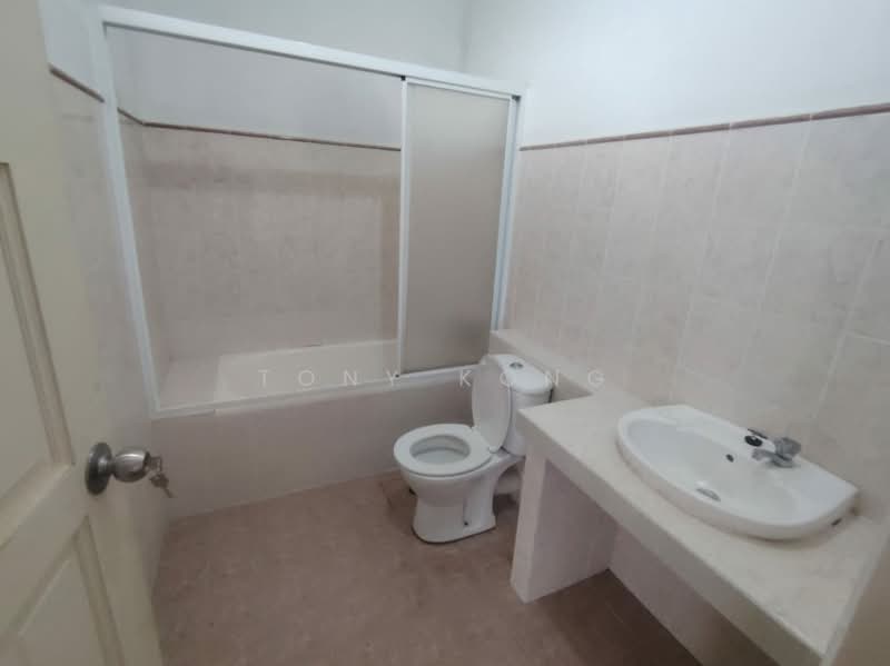 Semi-Detached House for Rent in Kinarut (Papar) - Tony Kong - Bathroom - PropertyGuru.com.my