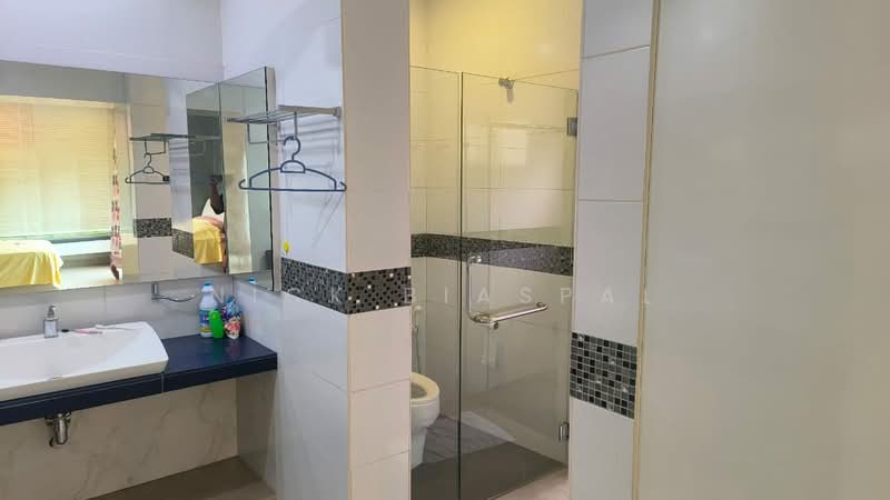 Semi-Detached House for Rent in Taman Persiaran Desa (Seputeh) - Nick Biaspal - Master Bathroom - PropertyGuru.com.my