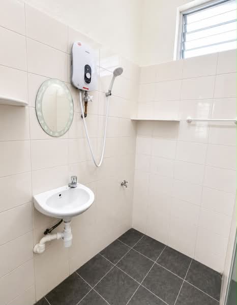 Rumah Flat untuk Disewa di Taman Bunga Merah - Chan YB - Bathroom - PropertyGuru.com.my