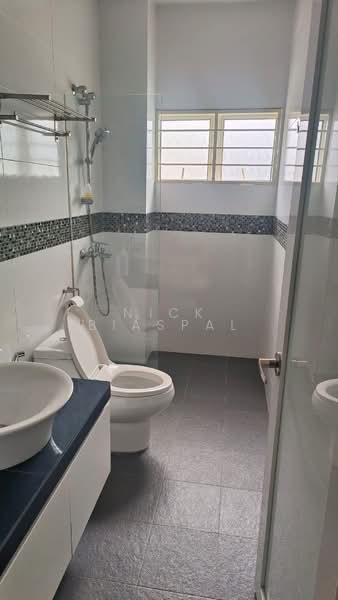 Semi-Detached House for Rent in Taman Persiaran Desa (Seputeh) - Nick Biaspal - Bathroom - PropertyGuru.com.my