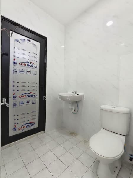 Rumah Teres 2 Tingkat untuk Dijual di Taman Mount Austin (Tebrau) - Erica Ho - Bathroom - PropertyGuru.com.my
