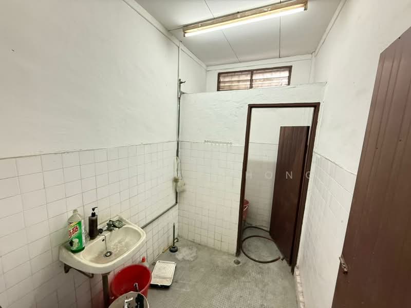 Kilang untuk Dijual di Lahat (Perak) - Ainsley Thong - Bathroom - PropertyGuru.com.my