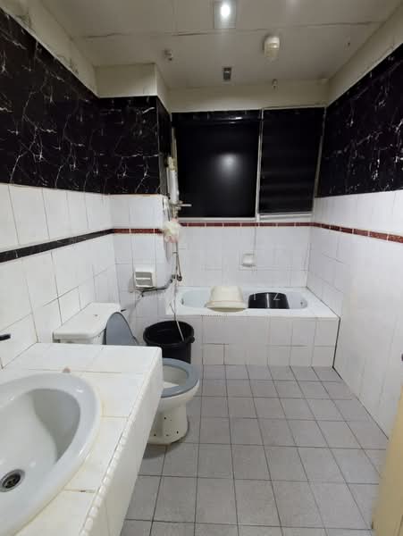 Pangsapuri untuk Dijual di Seri Mutiara Apartment - Ida Aziz - Bathroom - PropertyGuru.com.my