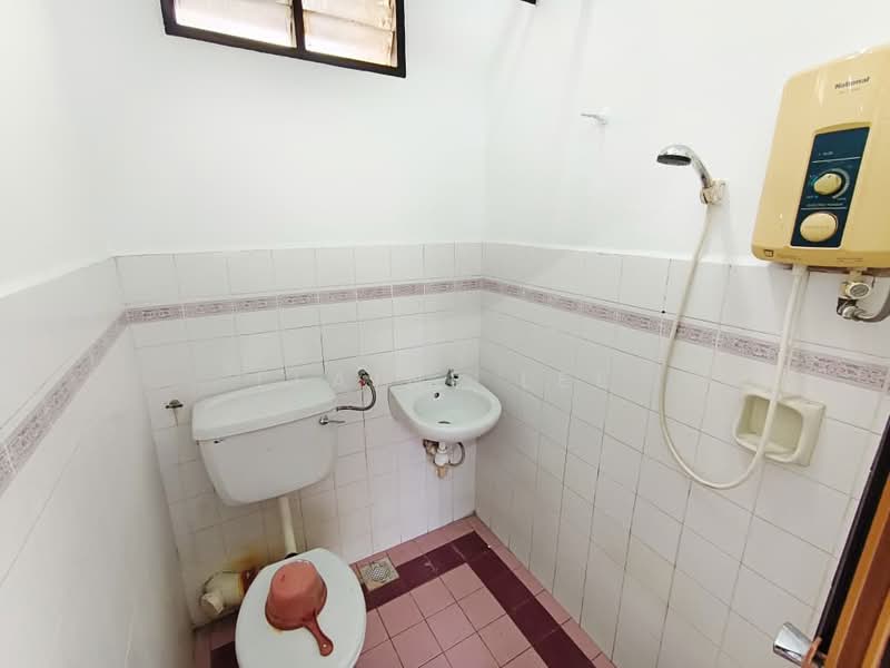 Apartment for Sale at Taman Jubilee Phase 5 - Elaine Lee - Bathroom - PropertyGuru.com.my