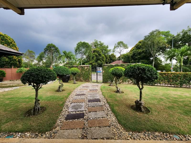 Bungalow for Sale in Bukit Jelutong (Shah Alam) - Sa'a Nordin - Garden - PropertyGuru.com.my