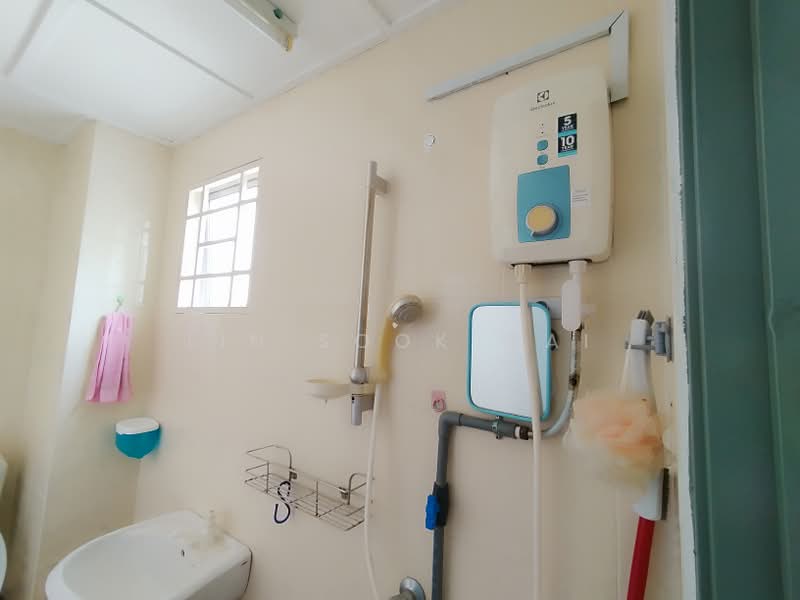 Pangsapuri untuk Dijual di Pangsapuri Puteri 1 - Lin Sook Wai - Bathroom - PropertyGuru.com.my