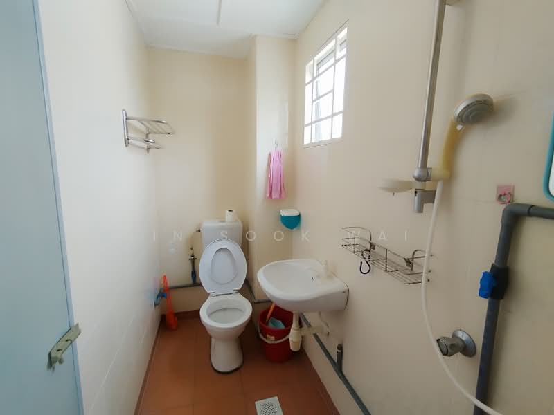 Pangsapuri untuk Dijual di Pangsapuri Puteri 1 - Lin Sook Wai - Bathroom - PropertyGuru.com.my